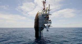"Нет, он не тонет": корабль, который работает вертикально, является единственным в мире (3 фото)