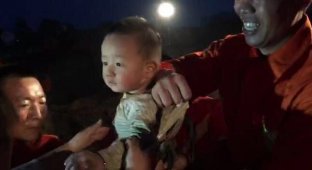 В Китае 10 экскаватаров спасали младенца, провалившегося в 50-метровую скважину (10 фото + 1 видео)