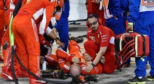 Формула-1: механик Ferrari получил перелом ноги во время пит-стопа (7 фото + 2 видео)