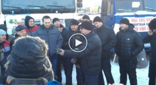 Лидер ДДТ Юрий Шевчук спел для протестующих дальнобойщиков