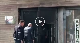 В Днипре напротив места избиения АТОшников сгорели двери офиса Оппоблока