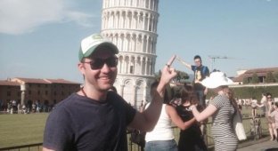 Парень троллит туристов у Пизанской башни (6 фото)