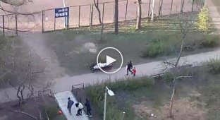 Питерские дети три часа играли в футбол рядом с трупом