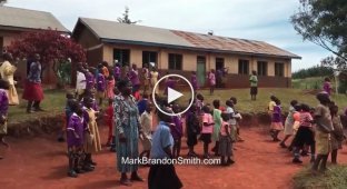 Африканские дети видят дрон первый раз в своей жизни