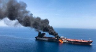 Атака танкера в Оманском заливе (3 фото)