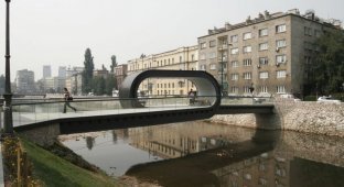 Пешеходный мост в Сараево (4 фото)