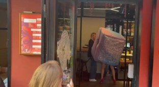 В Москве девушка показала лайфхак о том, как попасть в ресторан в третью волну коронавируса (2 фото + видео)