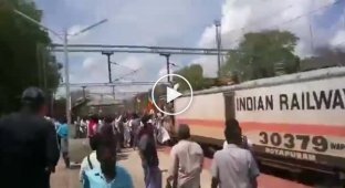 Участник забастовки получил сильнейший удар током на крыше поезда