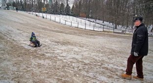В калининградском парке засыпали песком бесплатную снежную горку, заставив отдыхающих кататься на платной (6 фото)