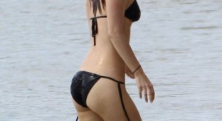 Рэйчел Билсон в бикини на пляже (7 Фото)