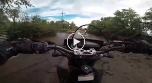 Неудачная попытка преодолеть препятствие на мотоцикле