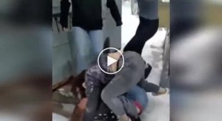 В Ханты-Мансийске на школьном дворе толпа бешенных старшеклассниц забила сверстницу