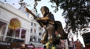 "Мальчик, который выжил": в Лондоне установили памятник Гарри Поттеру (8 фото)