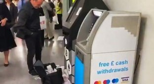 Биткоин-терминал в Лондоне устроил бесконтрольную выдачу наличных денег (2 фото + 1 видео)