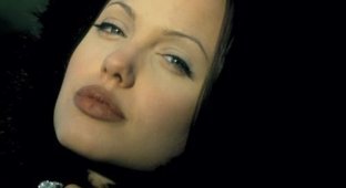 Angelina Jolie (5 фотографий)
