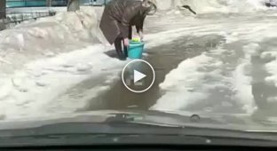 В Новотроицке из-за коммунальной аварии людям приходится набирать воду из луж