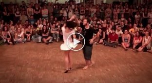Зажигательнй бразильский танец девушки и парня на танцполе