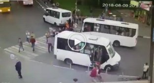 Автобус въехал в толпу пешеходов в Мытищах