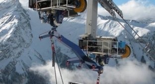 Как парят в воздухе многотонные машины в Альпах! (3 фото)