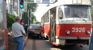Трамвай раздавил Мазду в Донецке (3 фото)
