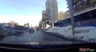 Снег упал на машину с надземного пешеходного перехода (мат)