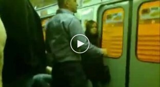 Парень отжигает в вагоне метро