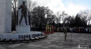 В Кривом Роге установили монумент памяти воинам АТО (3 фото)