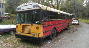 Выпускники колледжа превратили старый школьный автобус в эпичный дом на колесах для восьмерых человек (33 фото)
