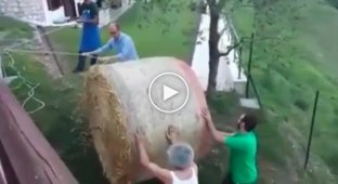 Фермеры упустили гигантский рулон сена 