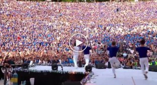 PSY исполняет песню New Face перед большой толпой
