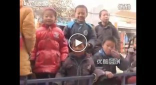 Китайский школьный автобус