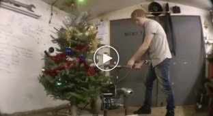 Необычный способ снять украшение с новогодней елки