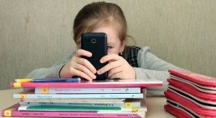 В Госдуме хотят заменить смартфоны в российских школах на "шкулфоны"