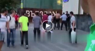 В Москве толпа мигрантов избила охранников торгового центра