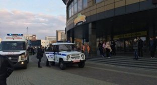В Минске парень с безопилой и топором устроил резню в торговом центре (5 фото + 2 видео)