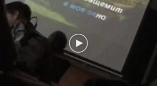 Ученики младших классов спели Владимирский централ на уроке музыки в Краснодаре