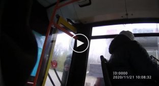 Пьяный полицейский напал на водителя троллейбуса и сломал ему нос