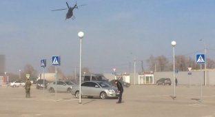 Взлет вертолета Сердюкова с парковки гипермаркета в Рязани (2 фото)