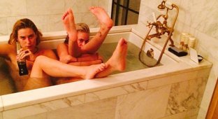 Дочери Брюса Уиллиса и Деми Мур позируют голые в ванне (12 фото)