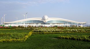 Новый аэропорт Ашхабада поражает воображение (4 фото)