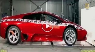 Lamborghini в хлам на краш-тесте