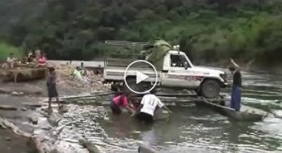 Переправка машины через реку в Боливии