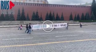 На Красной площади задержали активистов, растянувших плакат в поддержку Алексея Навального