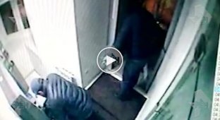 Похищение 11 млн рублей из банкомата в Москве попало на видео