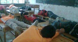  Тихий час в китайской школе (4 фото)