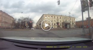 В Петербурге водитель устроил аварию на глазах у инспектора ГИБДД