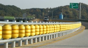 В Южной Корее изобрели дорожный роликовый отбойник (3 фото + 1 видео)