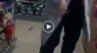 Неадекватный парень из Екатеринбурга набросился на людей с ножом в магазине