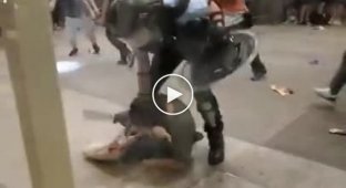 Протестующие в Гонконге напали на полицейского