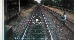 Аргентинский парень попал под поезд (жесть)